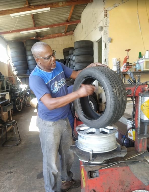 Equipe do Auto Center Machado trabalhando na oficina em Uberlândia